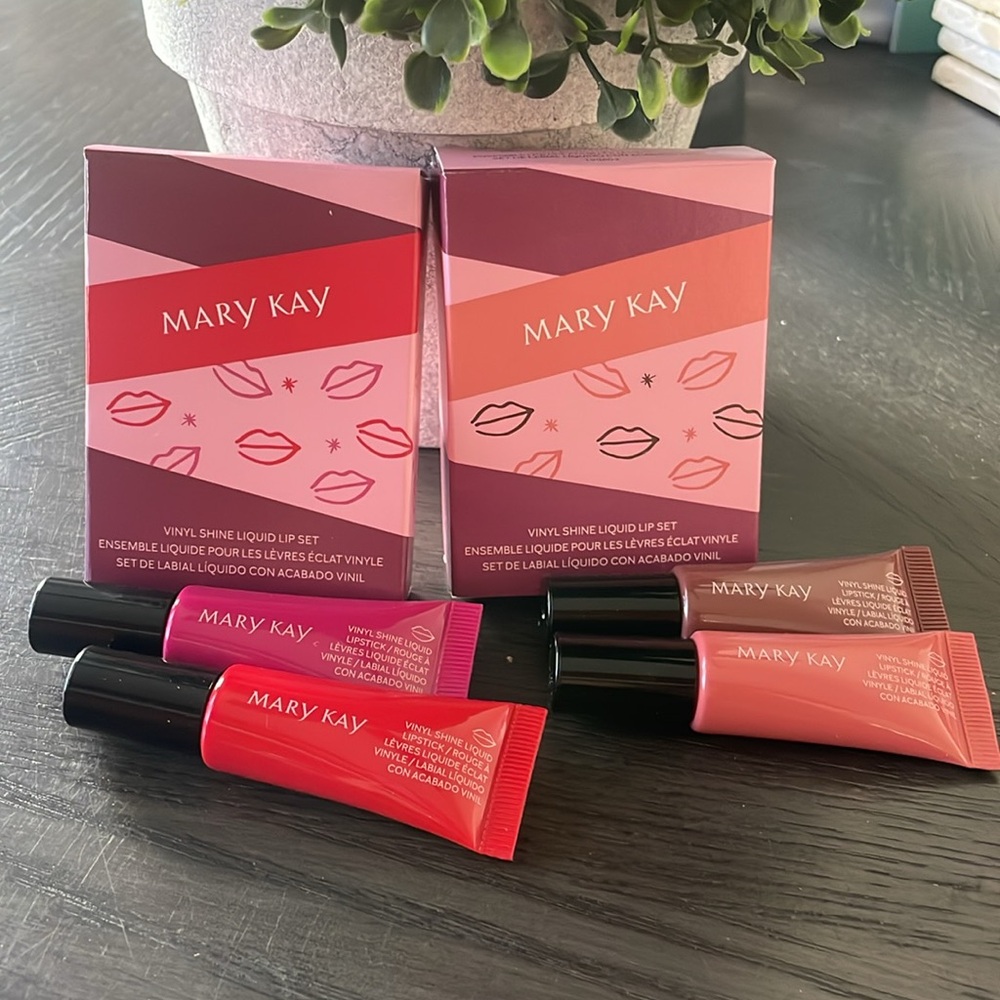 Liquid lip sets